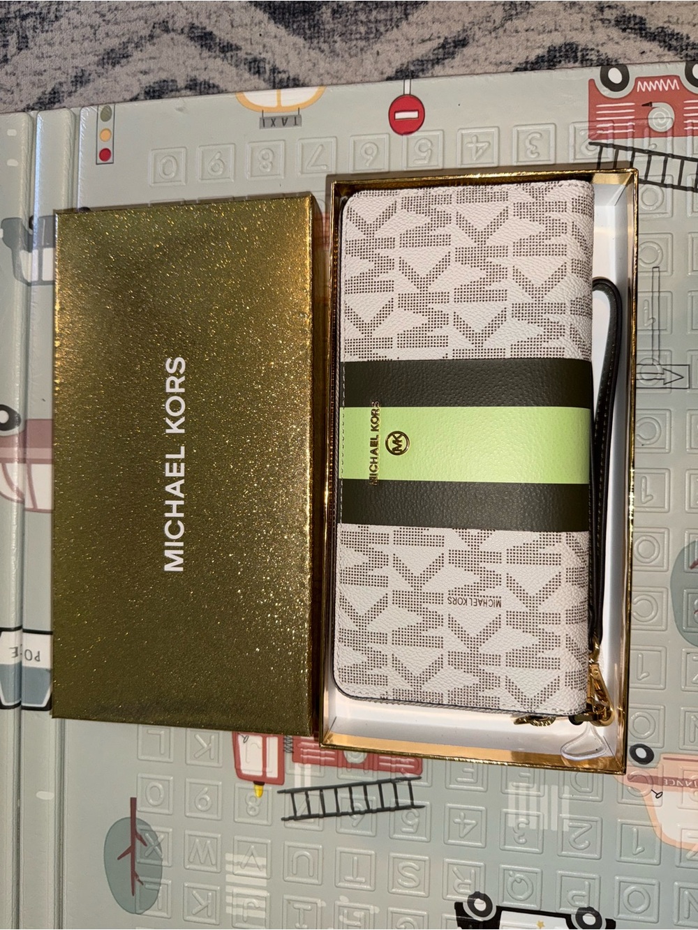 Michael Kors White Signature Zip Wallet, with box